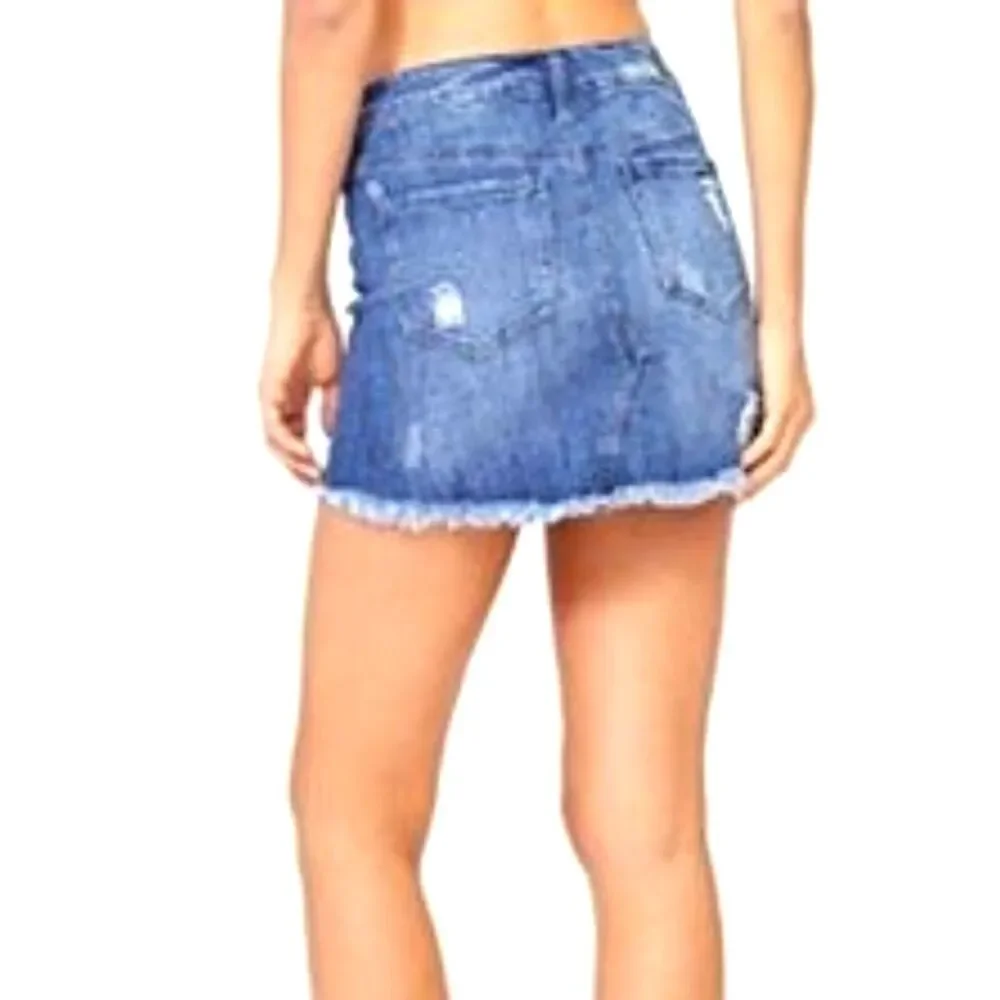 Celebrity Pink Distressed Cadillac Med Wash Denim Mini Skirt Size 7/28‎